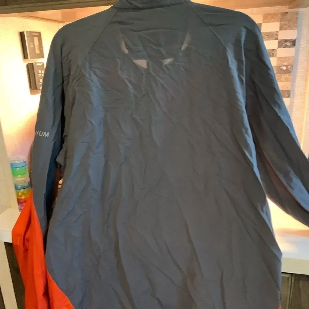 Columbia Wind Breaker  - Picture 7 of 8
